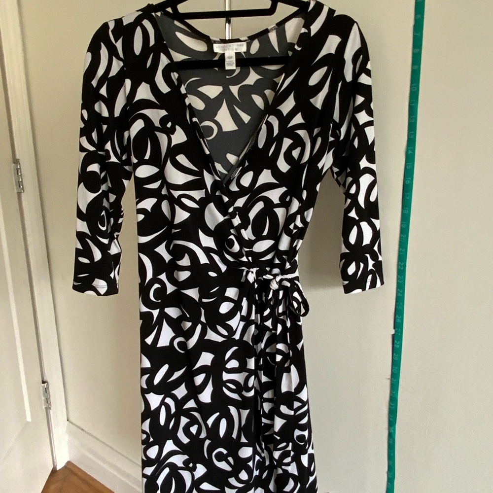 London Times Black and White Sheath Dress with V-Neck